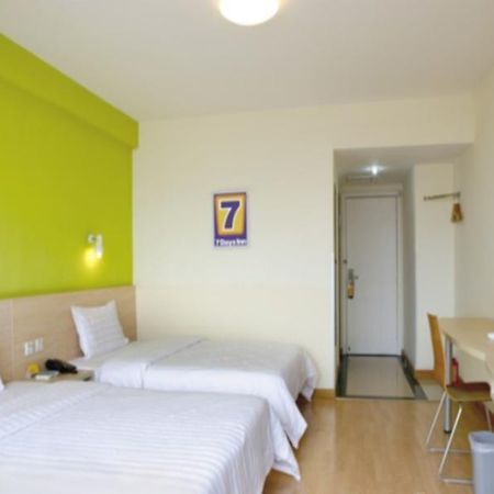 7 Days Inn Guangzhou Tianhe Yantang Metro Branch Bagian luar foto