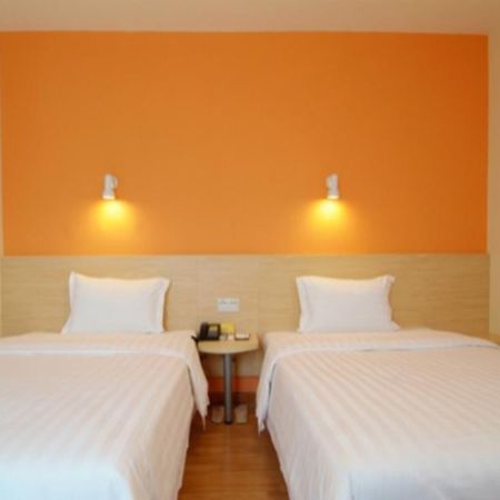 7 Days Inn Guangzhou Tianhe Yantang Metro Branch Bagian luar foto